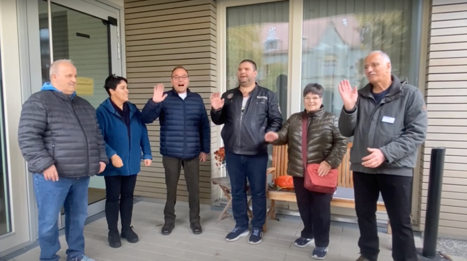 Das sechsköpfige Hospiz-Speise-Team winkt in die Kamera